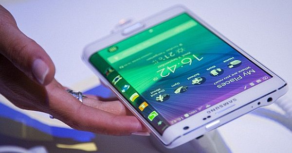 Samsung Galaxy S6: circular, steel style, anti-reflective display